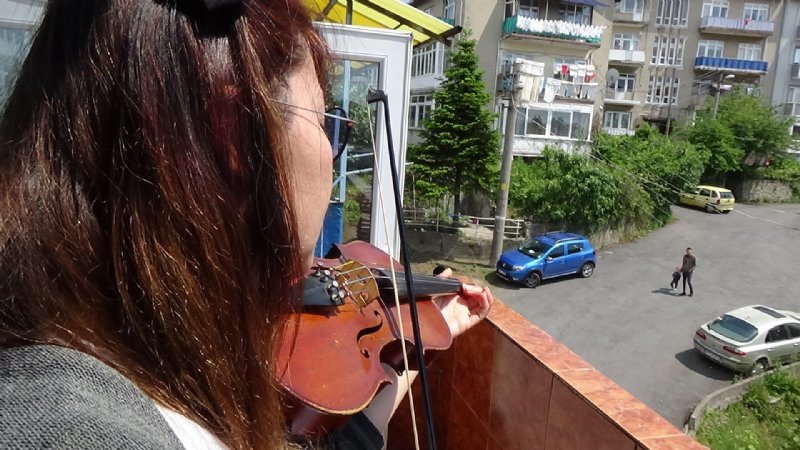 EREĞLİ’YE GELEN ÜNLÜ SANATÇI, EVİNİN BALKONUNDAN KONSER VERDİ - 2