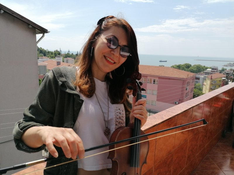 EREĞLİ’YE GELEN ÜNLÜ SANATÇI, EVİNİN BALKONUNDAN KONSER VERDİ - 3
