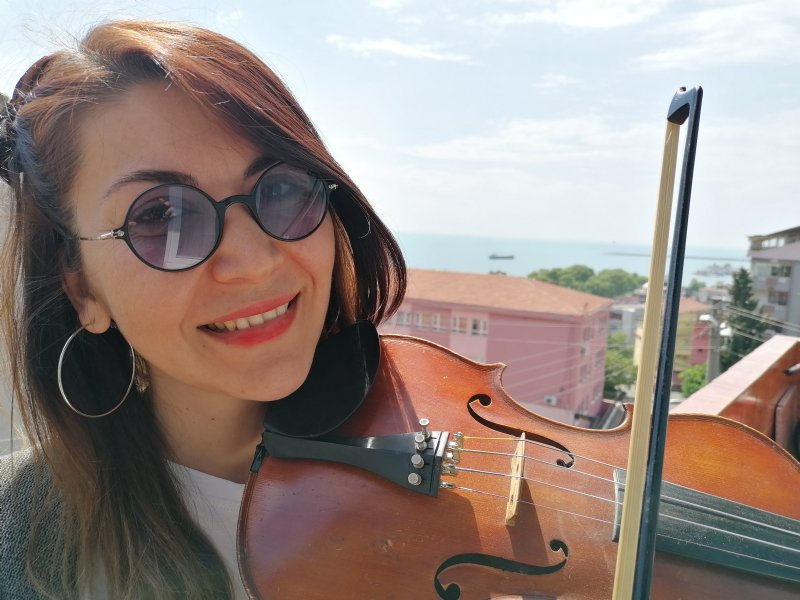 EREĞLİ’YE GELEN ÜNLÜ SANATÇI, EVİNİN BALKONUNDAN KONSER VERDİ - 4