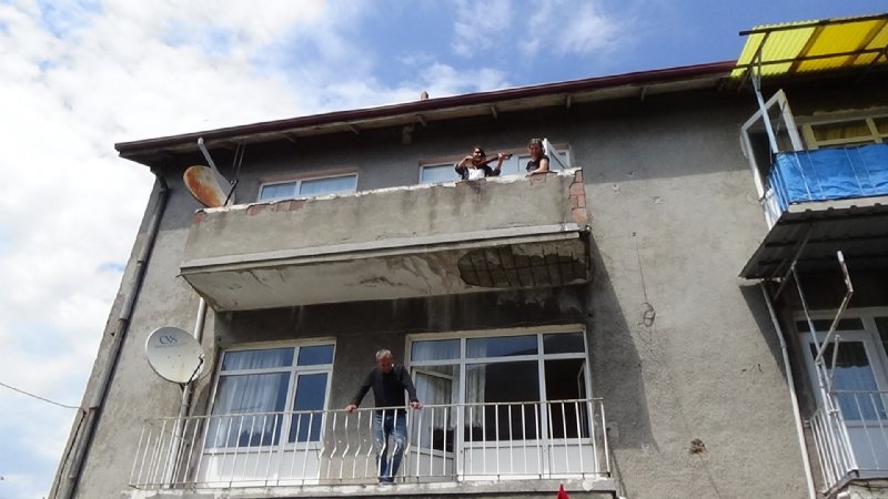 EREĞLİ’YE GELEN ÜNLÜ SANATÇI, EVİNİN BALKONUNDAN KONSER VERDİ - 7