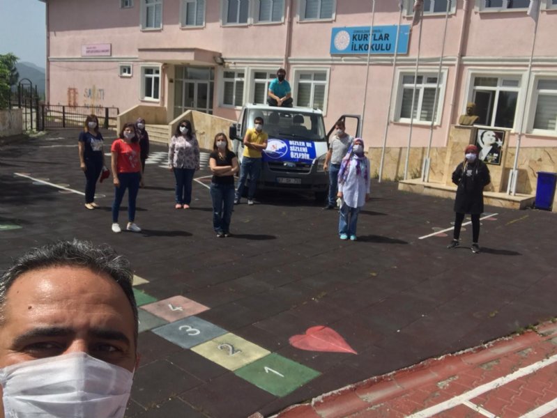 Kamyonetle köy köy dolaşıp öğrecilerle hasret giderdiler - 1
