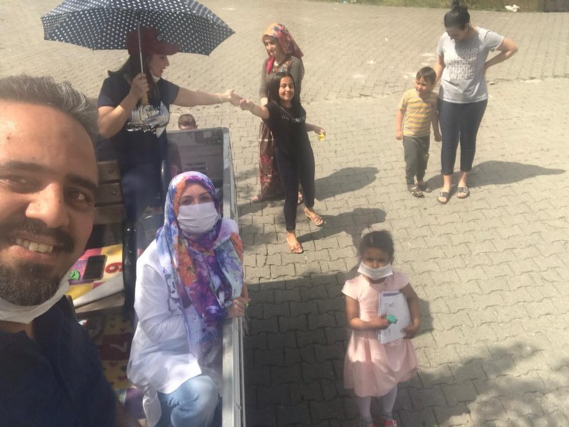 Kamyonetle köy köy dolaşıp öğrecilerle hasret giderdiler - 3