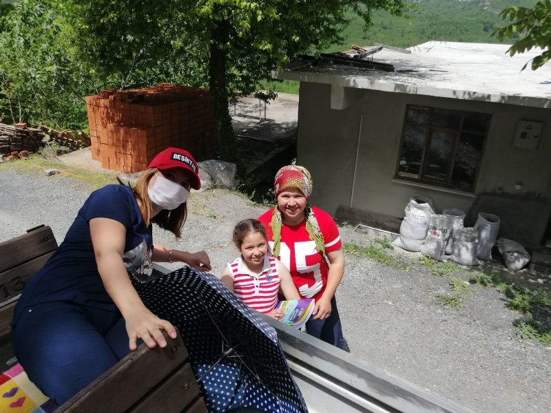 Kamyonetle köy köy dolaşıp öğrecilerle hasret giderdiler - 4