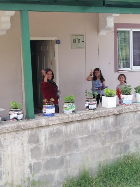 Kamyonetle köy köy dolaşıp öğrecilerle hasret giderdiler - 6