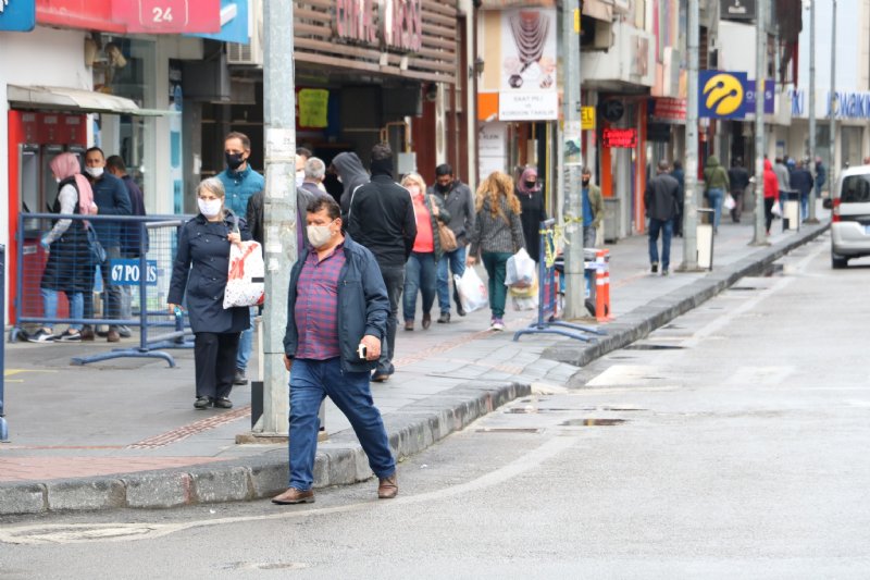 Kısıtlama sonrası cadde ve sokaklarda yoğunluk oluştu - 1