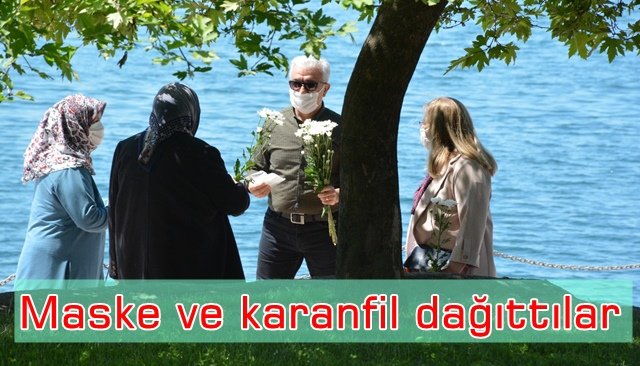 Meclis üyeleri maske ve karanfil dağıttı