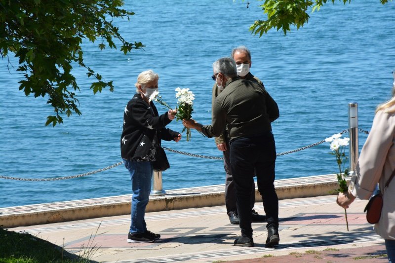 Meclis üyeleri maske ve karanfil dağıttı - 2