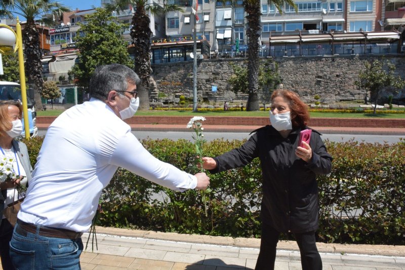 Meclis üyeleri maske ve karanfil dağıttı - 7