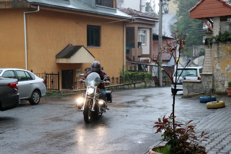 Motosikletiyle geldi bakkal defterini satın alıp gitti - 3