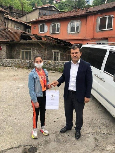 Online karate yarışmalarında dereceye girenlere madalyaları kapılarına getirildi - 1