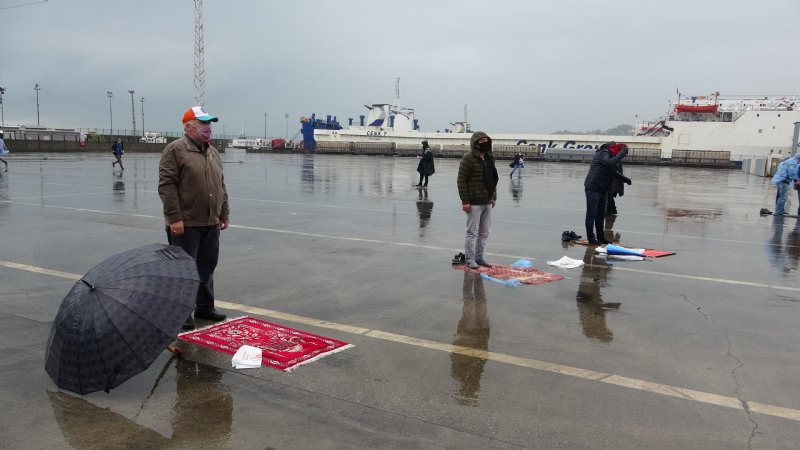 Sağanak yağışa rağmen günler sonra ilk Cuma namazı - 1