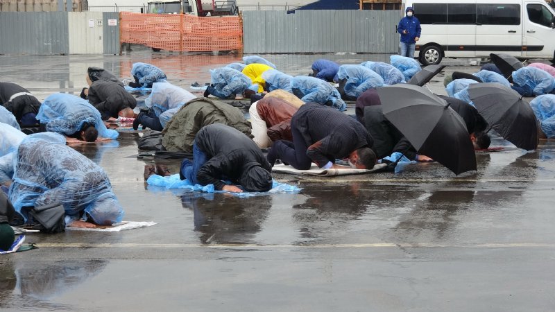 Sağanak yağışa rağmen günler sonra ilk Cuma namazı - 3