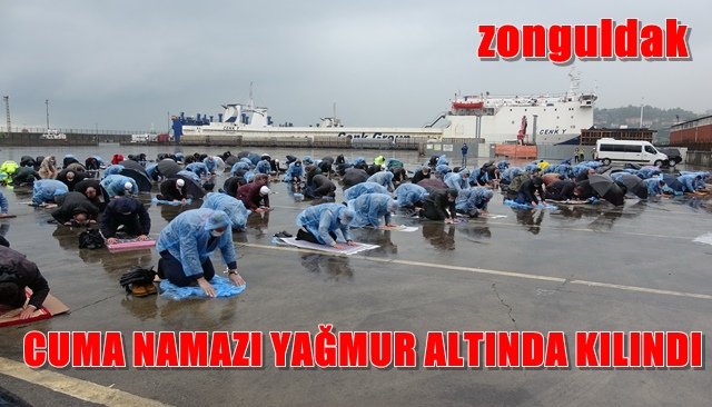 Sağanak yağışa rağmen günler sonra ilk Cuma namazı