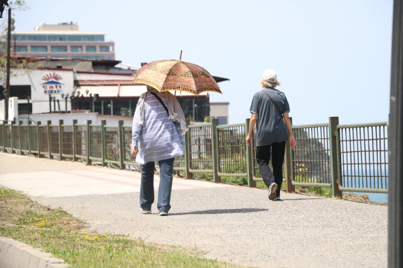  Sokağa çıkan yaşlılardan sıcağa karşı şemsiyeli önlem - 4