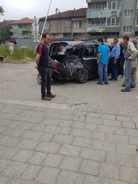 Tren çarptı, araç hurdaya döndü... Sürücü ise... - 1