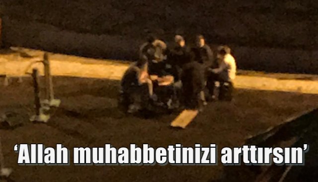 Uyarılara rağmen, mesafesiz sohbete devam!