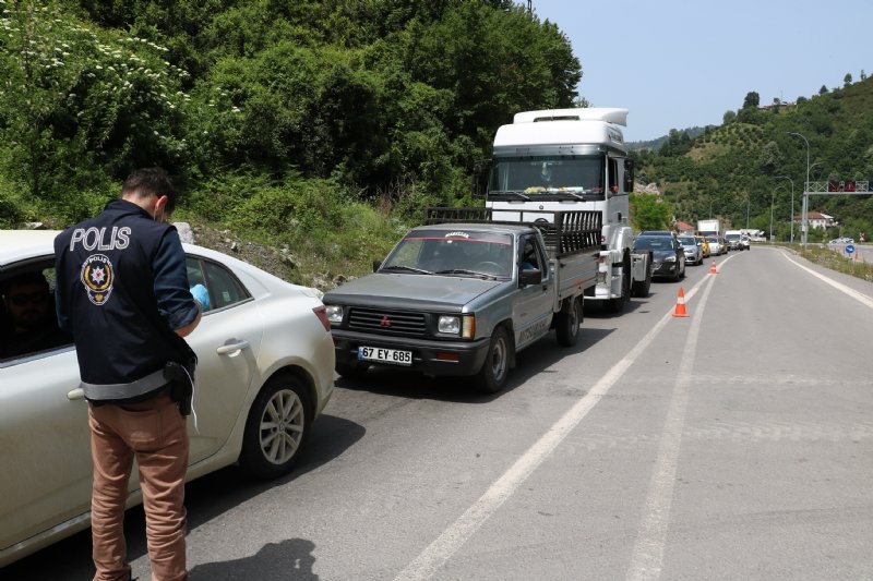 Zonguldak´a giriş çıkışlarda uzun kuyruklar oluştu - 2