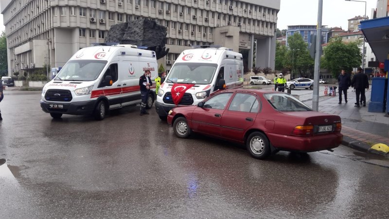 Ambulans ile otomobil çarpıştı - 1