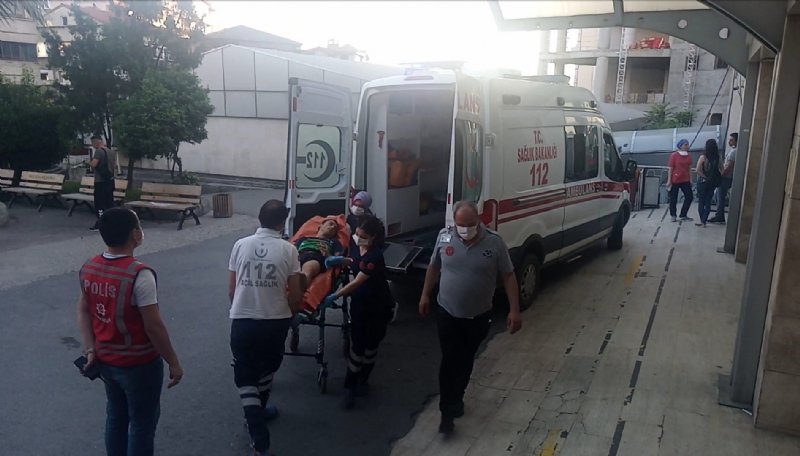 16 yaşındaki genç bıçaklı kavgada yaralandı - 1