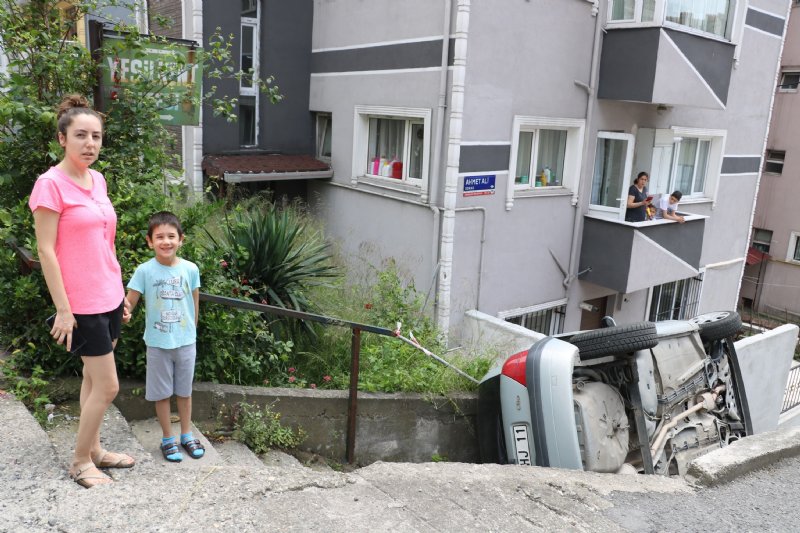 Anne ve oğlu saniyelerle ölümden döndü - 1