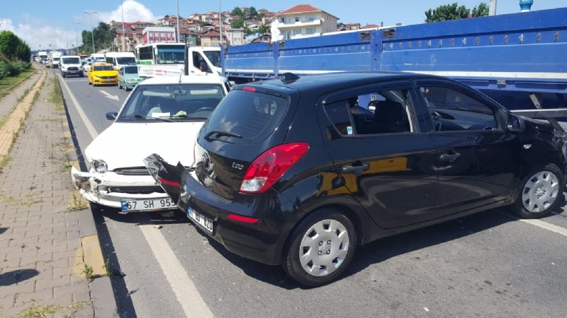 İKİ OTOMOBİL TIRIN ALTINA GİRDİ... TRAFİK FELÇ OLDU - 1