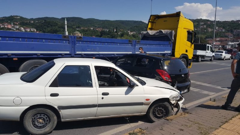 İKİ OTOMOBİL TIRIN ALTINA GİRDİ... TRAFİK FELÇ OLDU - 2