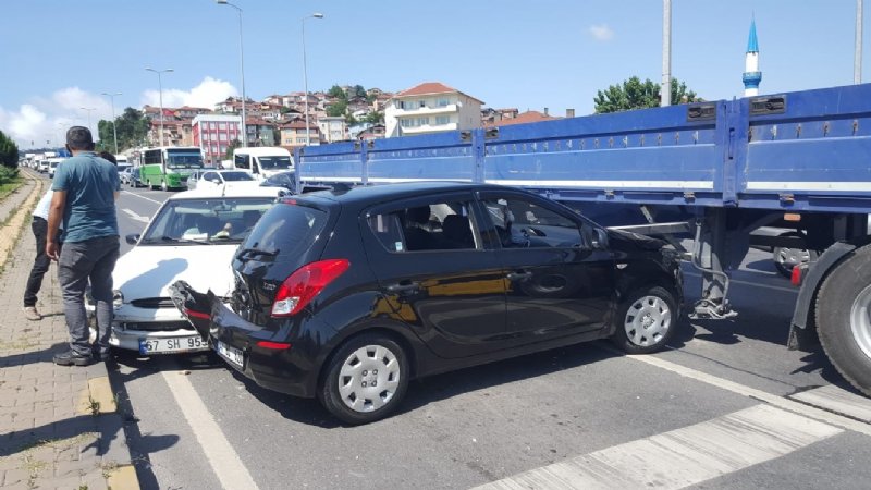 İKİ OTOMOBİL TIRIN ALTINA GİRDİ... TRAFİK FELÇ OLDU - 6