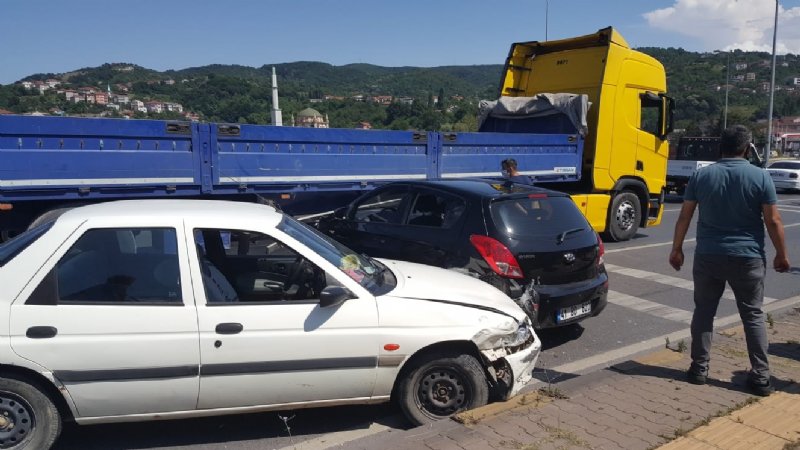 İKİ OTOMOBİL TIRIN ALTINA GİRDİ... TRAFİK FELÇ OLDU - 7