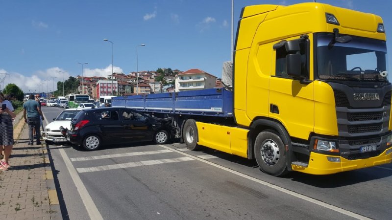 İKİ OTOMOBİL TIRIN ALTINA GİRDİ... TRAFİK FELÇ OLDU - 8