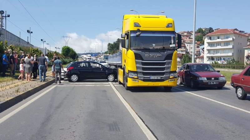 İKİ OTOMOBİL TIRIN ALTINA GİRDİ... TRAFİK FELÇ OLDU - 9