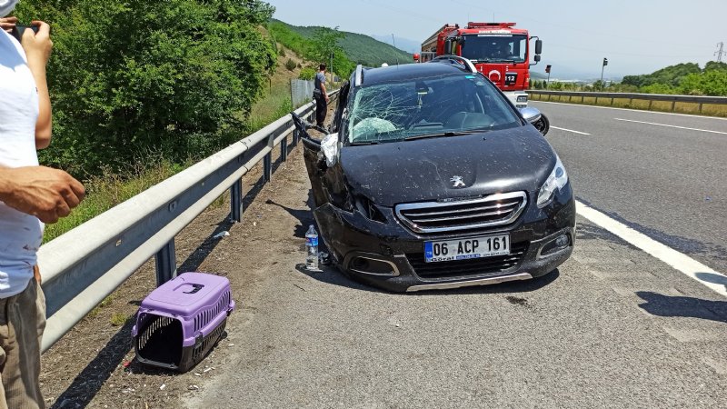 Lastiği çıkan otomobil bariyerlere çarptı: 4 yaralı - 1