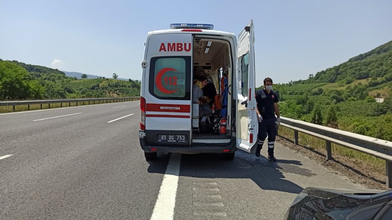 Lastiği çıkan otomobil bariyerlere çarptı: 4 yaralı - 2