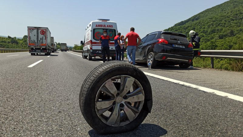 Lastiği çıkan otomobil bariyerlere çarptı: 4 yaralı - 3