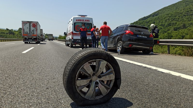 Lastiği çıkan otomobil bariyerlere çarptı: 4 yaralı  - 3