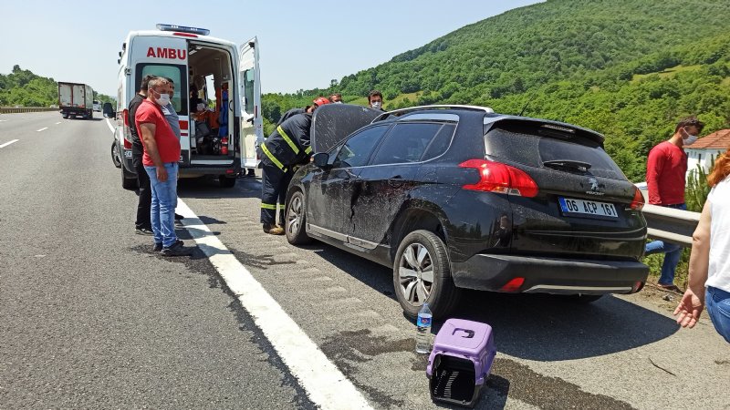 Lastiği çıkan otomobil bariyerlere çarptı: 4 yaralı  - 4