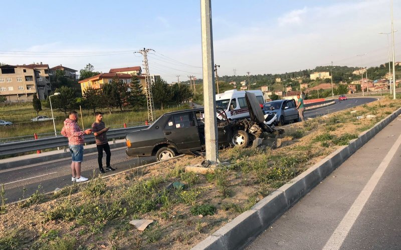 Otomobil elektrik direğine çarptı.. HURDAYA DÖNDÜ - 1