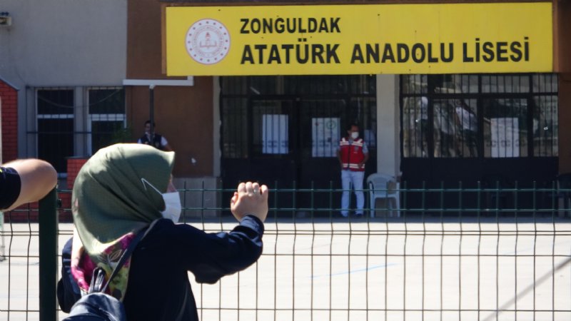 Sınav için yanlış okula gitti, imdadına vatandaşlar yetişti - 3