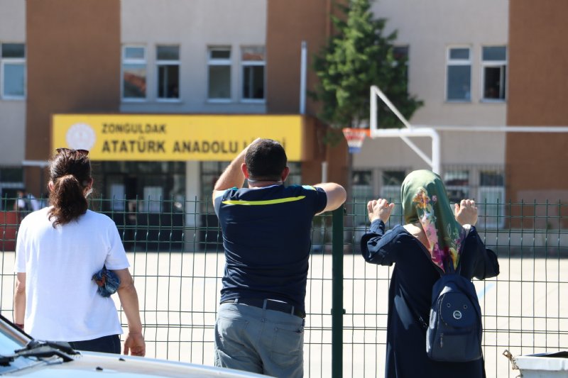  Sınav için yanlış okula gitti, imdadına vatandaşlar yetişti - 4