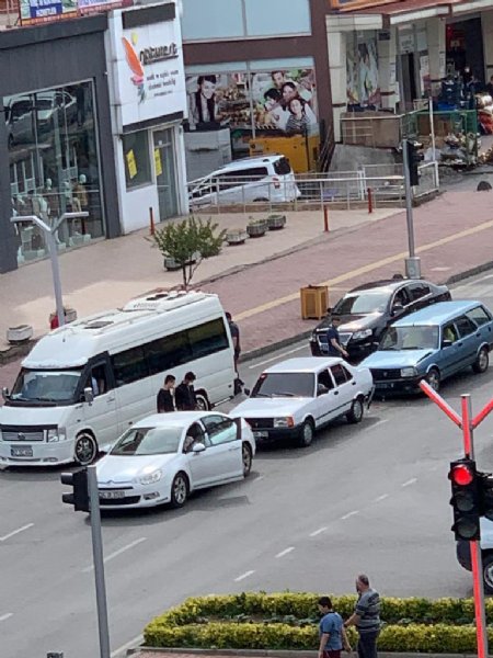 Üç araç kaza yaptı… Trafik tıkandı… - 1