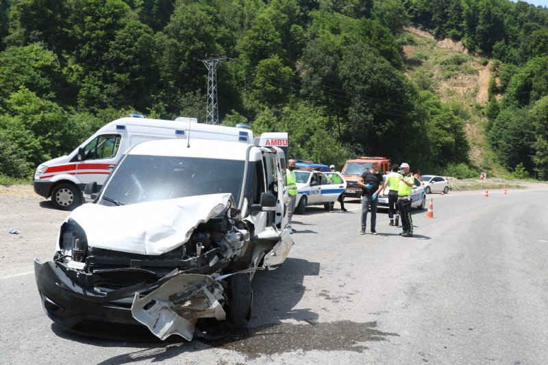  Zonguldak -Ankara karayolunda iki araç çarpıştı: 1 ölü, 4 yaralı - 1