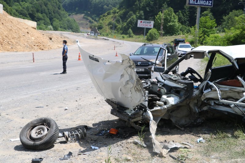  Zonguldak -Ankara karayolunda iki araç çarpıştı: 1 ölü, 4 yaralı - 4