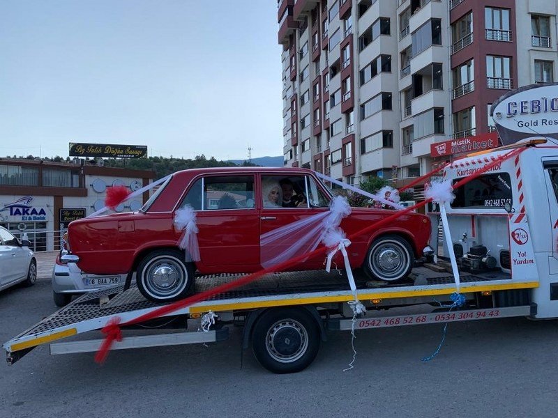 Klasik otomobili yıpranmasın diye çekici üzerinde gelin almaya gitti - 2