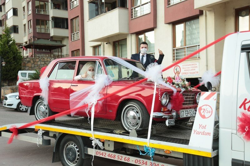 Klasik otomobili yıpranmasın diye çekici üzerinde gelin almaya gitti - 4