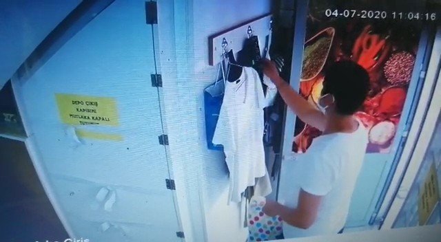 Mağaza çalışanının çantasını çaldı, para bulamayınca çöpe attı - 1