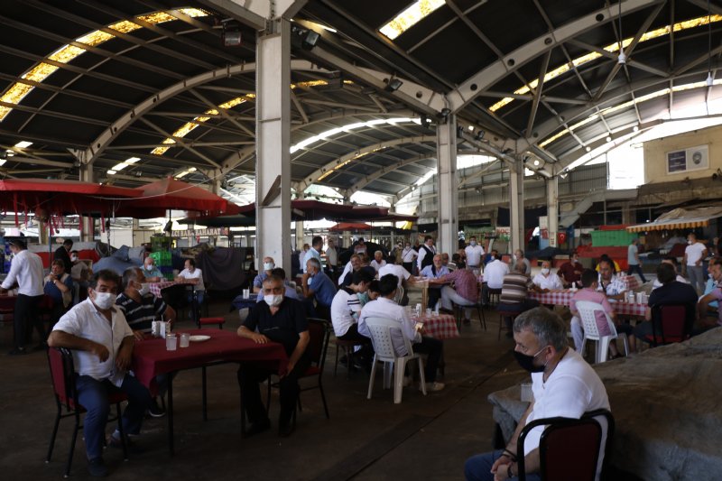 Pazara bu kez tezgah yerine düğün masası kuruldu - 1