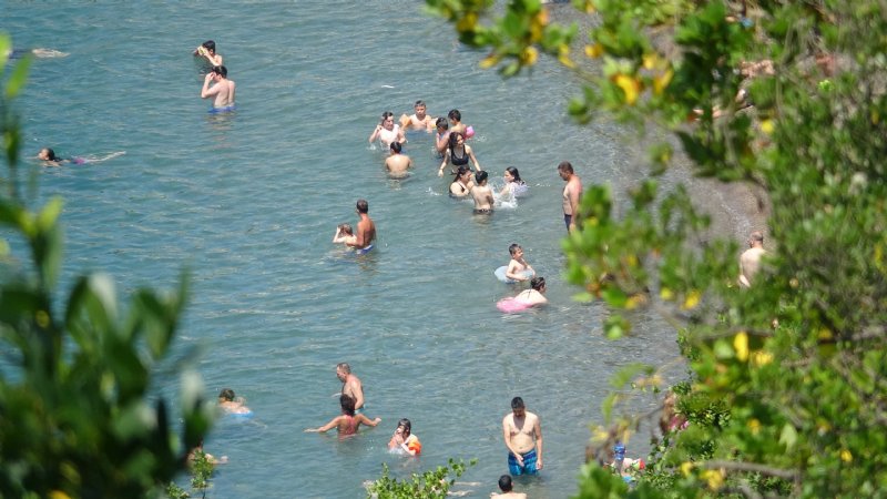 Sıcak havada plaja akın ettiler - 1