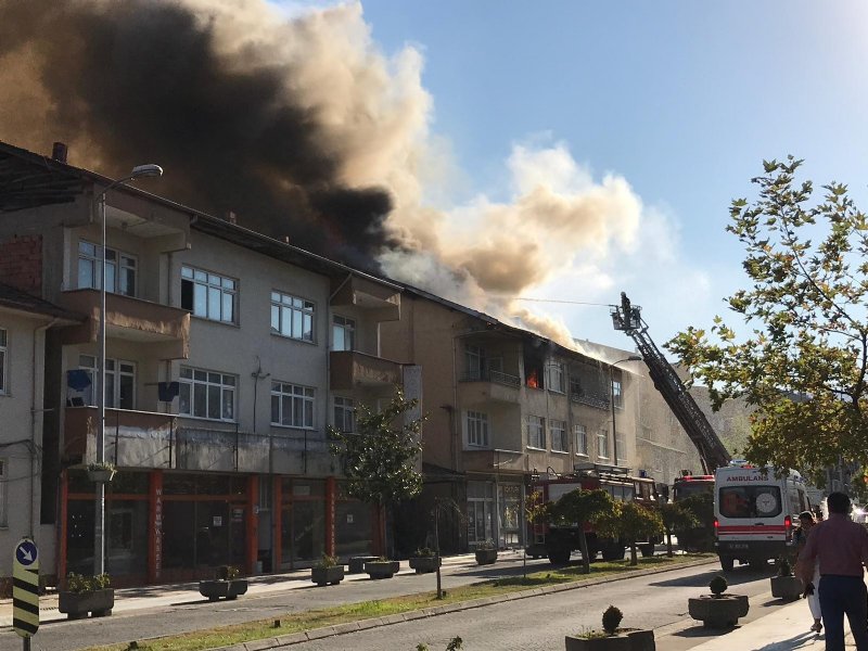 Çatıda çıkan yangın korku dolu anlar yaşattı - 2