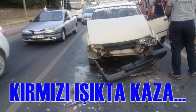 KIRMIZI IŞIKTA DURAN ARACA ÇARPTI