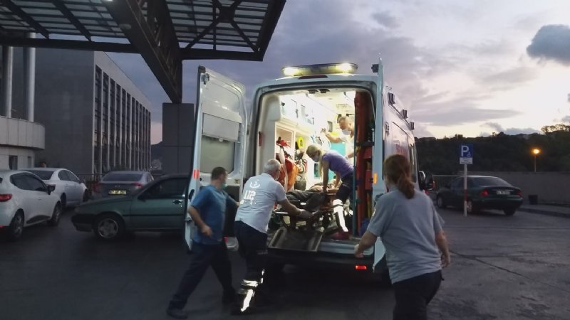 OTOMOBİLİN ÖNÜNÜ KESTİ; BIÇAKLADI!!! - 4