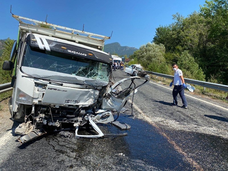 OTOMOBİLLE KAMYON ÇARPIŞTI: 2 ÖLÜ, 3 YARALI - 2